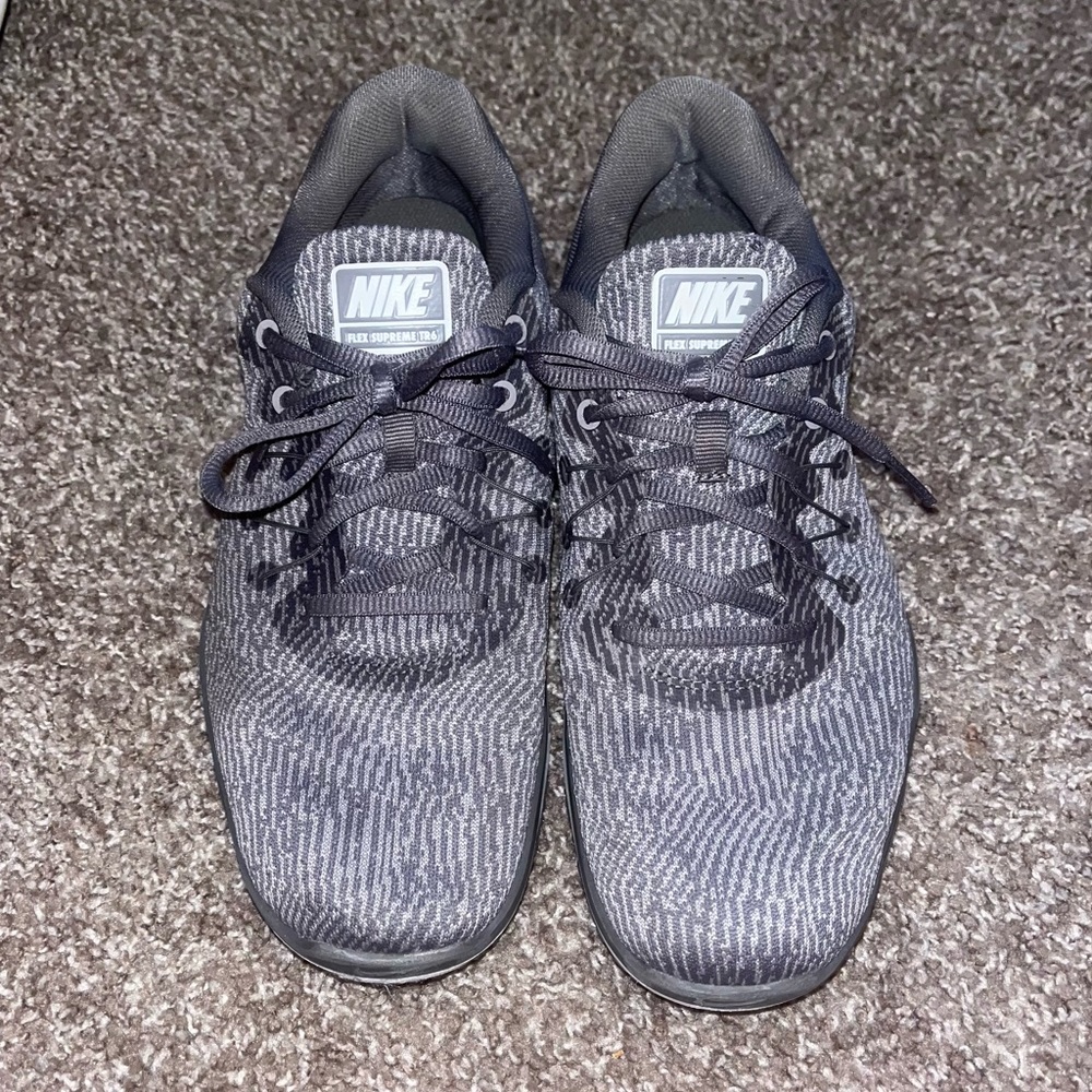 NIKE Flex Supreme TR6 running shoe. Size 9.5 (US) ; Grey/White